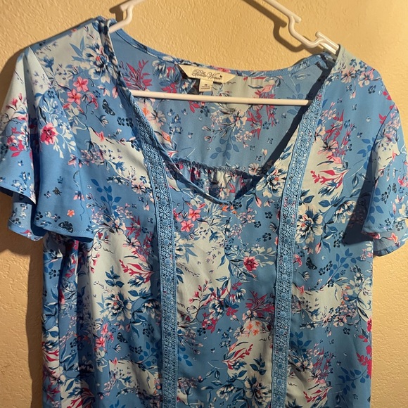 The Pioneer Women Short Sleeve Blue Dress Top Blouse With Flowers- Medium - Picture 2 of 4